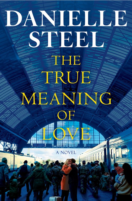 Boekcover van 'The True Meaning of Love' van Danielle Steel. Een stel omhelst elkaar op een treinstation, met een trein en reizigers op de achtergrond.