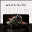 Smartphone met een ultraheldere screenprotector die een gestileerde kat toont, met waterreflecties.