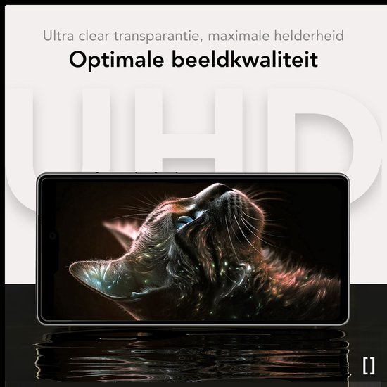 Smartphone met een ultraheldere screenprotector die een gestileerde kat toont, met waterreflecties.