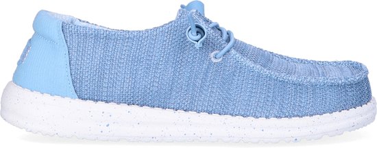 Blauwe HEYDUDE instapper met witte gespikkelde zool en blauwe hiel.