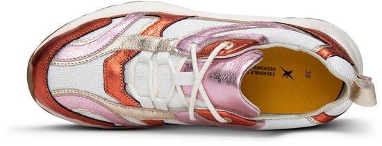 Vue de dessus d'une sneaker avec superpositions cuivre et rose, semelle blanche.