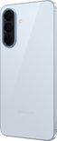 Achterkant van de Samsung Galaxy A57 5G in ijsblauw met drie camera's.