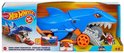 Blauwe Hot Wheels haaienauto transporteur in verpakking met oranje details en speelgoedauto's.