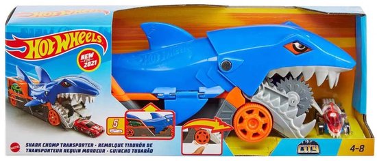 Blauwe Hot Wheels haaienauto transporteur in verpakking met oranje details en speelgoedauto's.