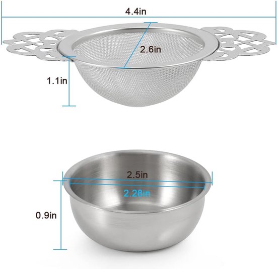 Afmetingen van zilverkleurige theezeef: 11,2 cm lang, 6,5 cm breed gaas, 2,8 cm hoog gaas. Afmetingen lekbak: 6,5 cm breed, 2,5 cm hoog.
