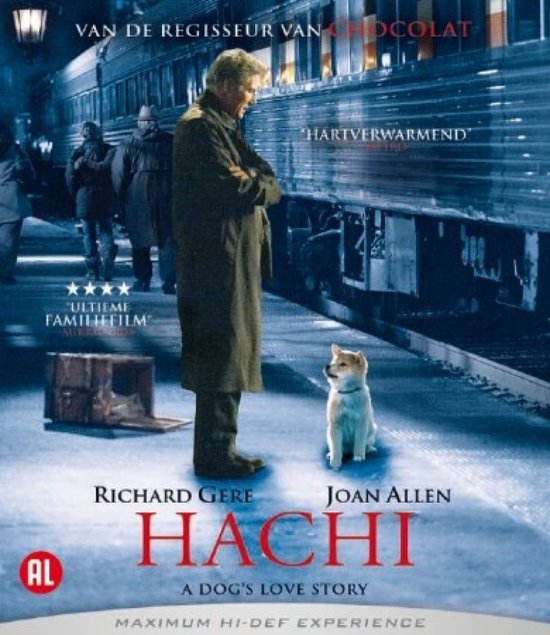 Een man in lange jas staat op een perron bij een trein en kijkt naar een Shiba Inu hond. De titel 'Hachi A Dog's Love Story' staat onderaan.