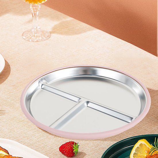 Roze roestvrijstalen bord met 3 vakken, leeg en klaar voor gebruik. Een aardbei ligt ernaast.
