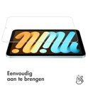 Transparante screenprotector boven een iPad Mini met een kleurrijke achtergrond.