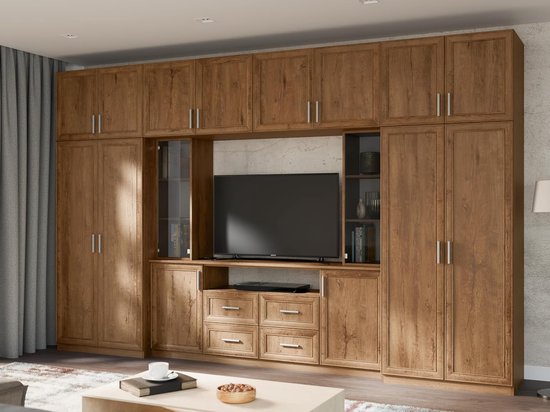 Wandmeubel in Eiken Lefkas met tv-meubel, vitrinekast en kledingkasten, opgesteld in een woonkamer.