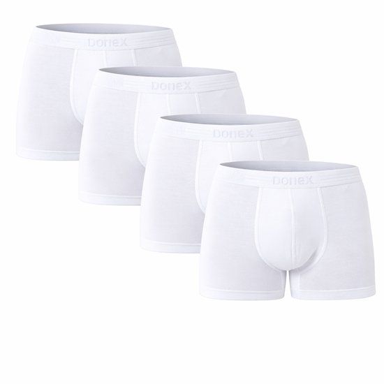 Vier witte boxer shorts met elastische tailleband met merklogo op een rij.