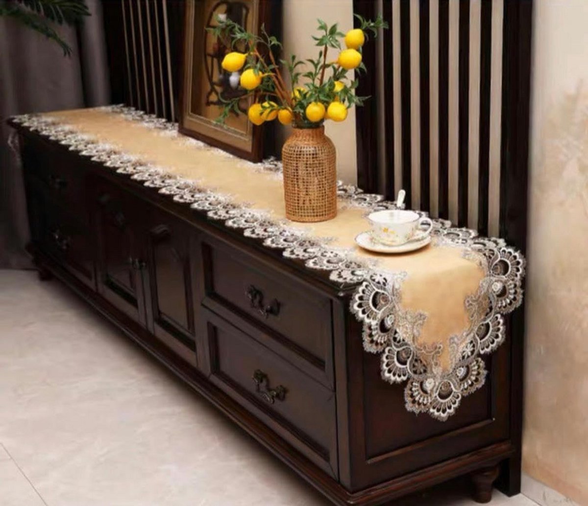 Elegante kanten tafelloper met patroon voor eettafel en dressoir - 40x160 cm
