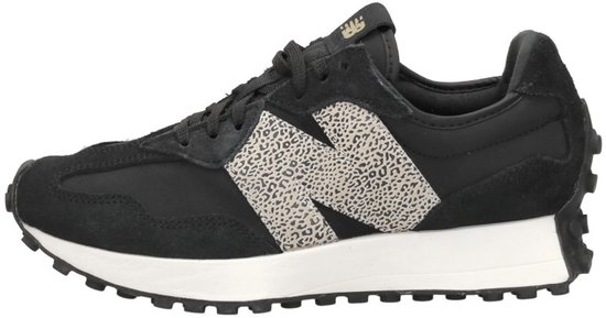 Zwarte New Balance sneaker met luipaardprint N-logo en witte zool.
