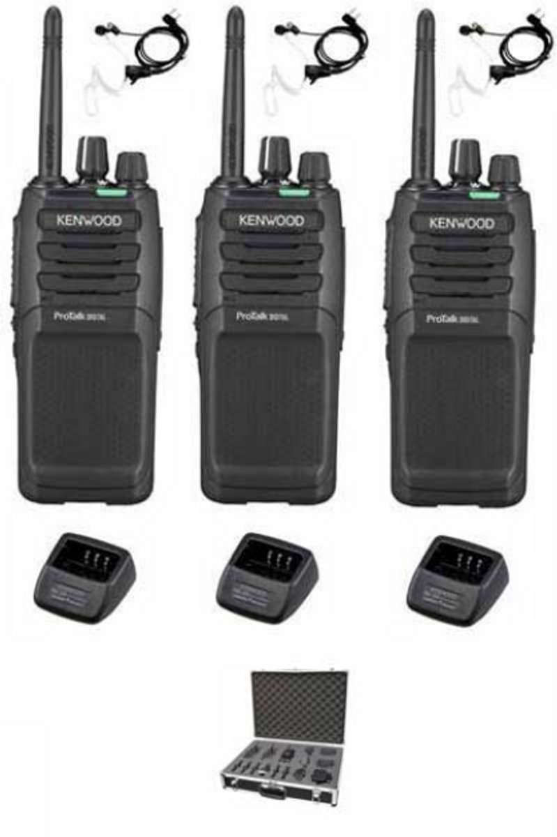 Set van 3 Kenwood TK-3701D IP55 Portofoon met beveiliging oortje tafellader koffer