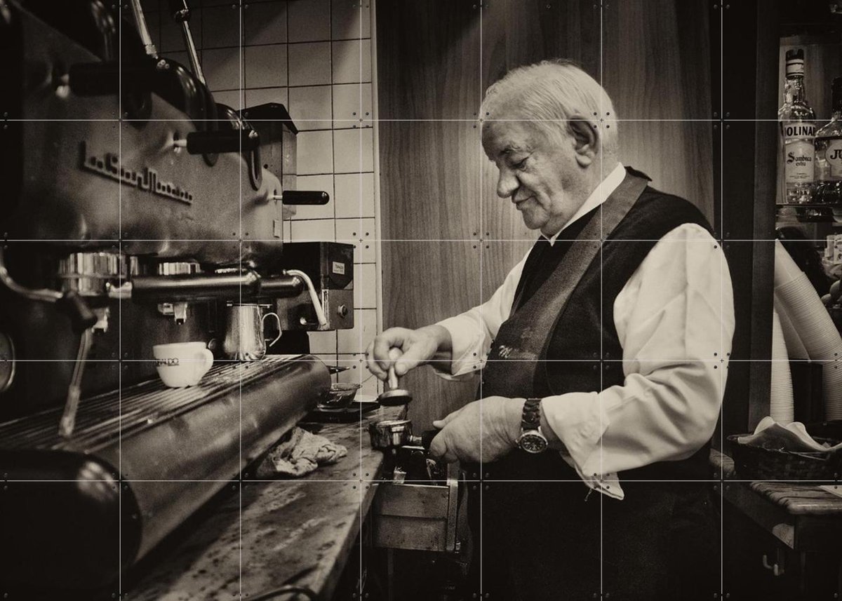 IXXI Vintage Barista, Antonio Grambone & Various - 140 x 100 cm - Gratis ophangtool - Grote wanddecoratie en posters - Fotografie, Vintage, Klassiek