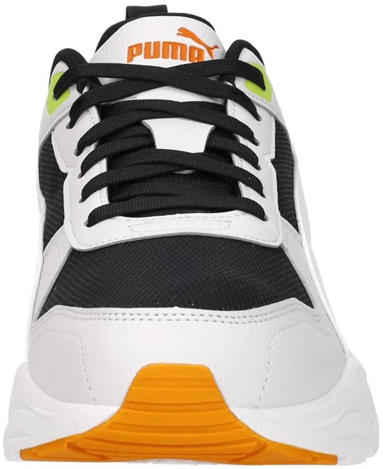Vooraanzicht van een witte sneaker met zwarte mesh, veters en oranje neus.