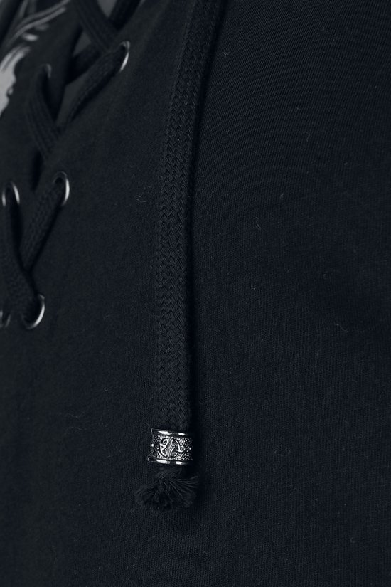 Detail van de vetersluiting van een zwart T-shirt met een zilverkleurige kraal en kwastje.