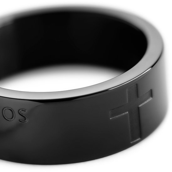 Zwarte ring met een reliëf van een kruis.