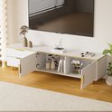 Wit tv-meubel met marmerlook blad, gouden grepen en open deuren met ribbeltextuur.