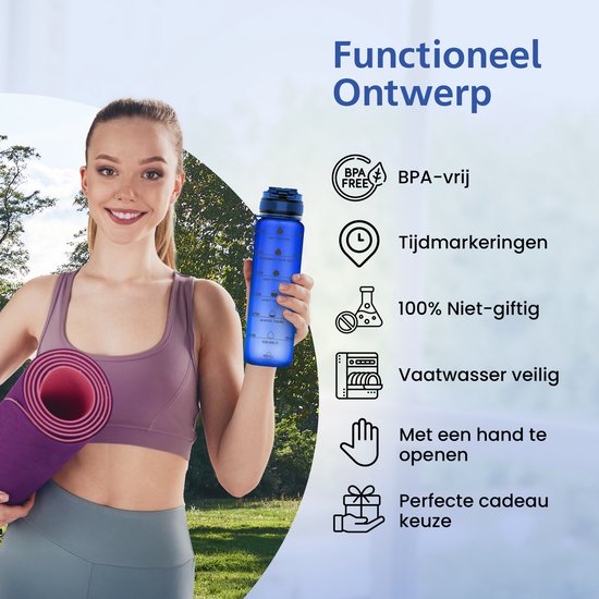 Vrolijke vrouw met sportkleding en een mat, houdt een blauwe waterfles vast. BPA-vrij, vaatwasserbestendig.