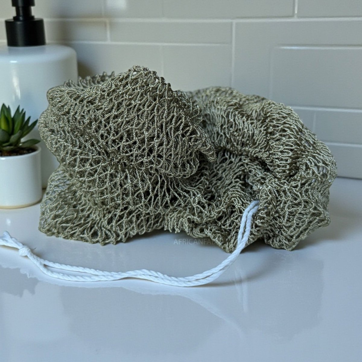 AfricanFabs® Afrikaanse spons / net sponge - traditionele SAPO spons / Ghanese scrub spons - Olijfgroen