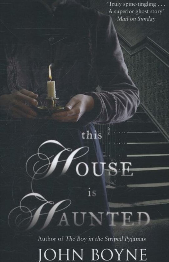 Voorzijde boek "This House is Haunted" van John Boyne. Vrouw met kaars voor een trap.