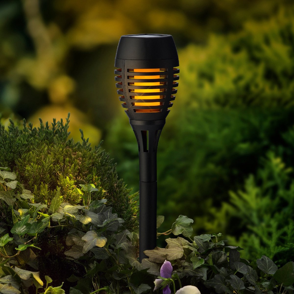 Halloween Set van 4x stuks Solar tuinfakkels/tuinlampen/lichtjes met vlam-effect op zonne-energie van 27 cm - Prikspots tuinverlichting