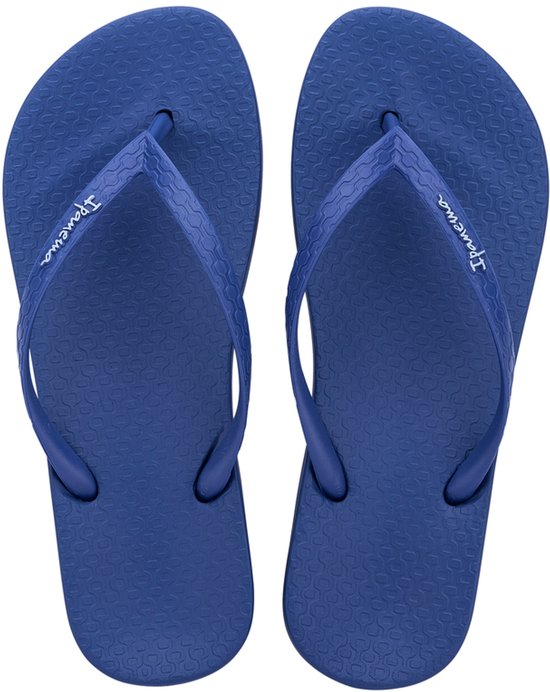 Donkerblauwe Ipanema teenslippers met een subtiel textuurpatroon en logo op de bandjes.