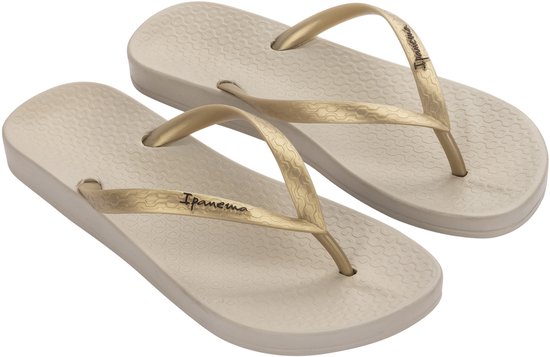 Beige Ipanema slippers met goudkleurige bandjes met hexagon-patroon.