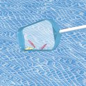 Een blauw schepnet vangt bladeren op in het water van een zwembad met een patroon op de bodem.