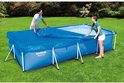 Man en vrouw leggen blauw Bestway Steel Pro zwembadafdekzeil op een rechthoekig zwembad in de tuin.
