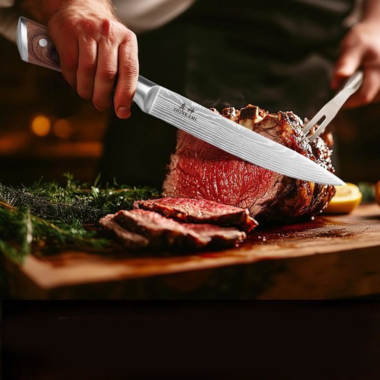 Un chef coupe une viande rôtie avec un couteau de cuisine japonais damassé à manche en bois.