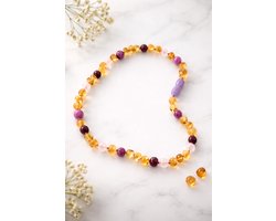 Bracelets by Nature-Barnsteen Kinderketting-Barnsteen-Kinder-Ketting-Originele Baltische Barnsteen-Lemon-geel-32cm-Paars-Draaisluiting-Rozenkwarts-Lepidoliet-Kraamcadeau-Baby cadeau-Handgemaakt-Barokkraaltjes-voor dreumes en peuter en kleuter