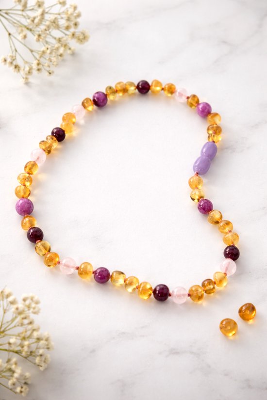 Bracelets by Nature-Barnsteen Kinderketting-Barnsteen-Kinder-Ketting-Originele Baltische Barnsteen-Lemon-geel-32cm-Paars-Draaisluiting-Rozenkwarts-Lepidoliet-Kraamcadeau-Baby cadeau-Handgemaakt-Barokkraaltjes-voor dreumes en peuter en kleuter
