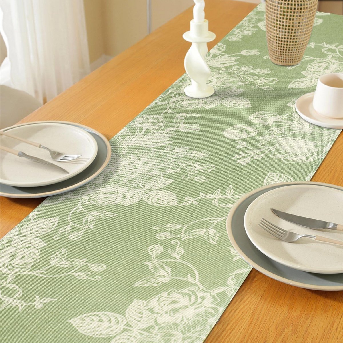 Saliegroene Tafel Loper met Bloemmotief – Decoratief en Wasbaar voor Binnen en Buiten
