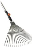 Een Gardena bladblazer met een metalen waaier van 53 tanden en een oranje bevestigingsknop.