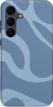 Telefoonhoesje met een blauw abstract golvend patroon.