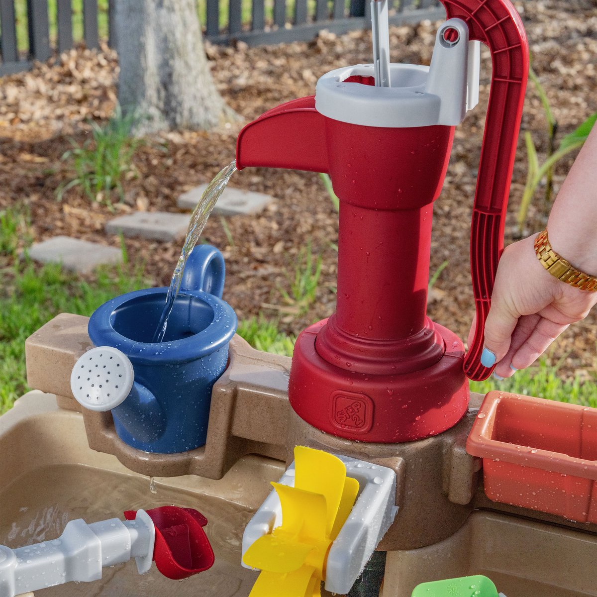 Step2 Pump & Splash Discovery Watertafel – Met waterpomp en 8 accessoires – Waterspeeltafel voor peuters – Buiten speelgoed vanaf 2 jaar – Activiteitentafel met water voor de tuin / buiten — afbeelding 4