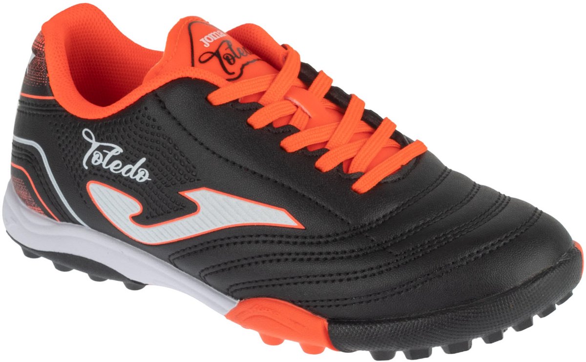Zwarte Joma Toledo Jr 26 TOJS TF voetbalschoenen voor jongens, maat 36,5, met oranje accenten en turfzool.