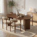 Ovale eettafel van donker hout met vier bijpassende beige stoffen stoelen met houten frame.
