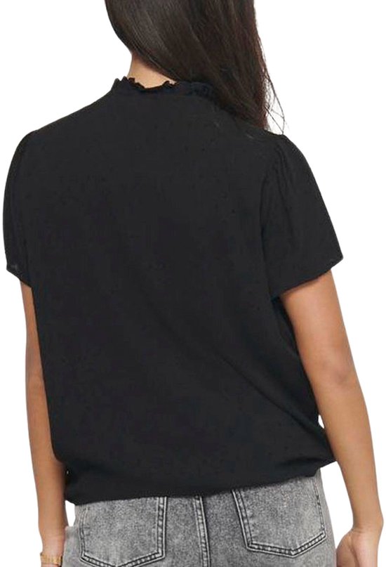 Achterkant van een zwarte blouse met korte mouwen, ruchekraag en strikdetail.