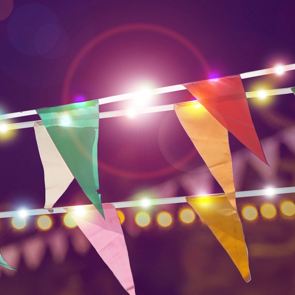 Verlichte Slingers / Vlaggetjes Feest - Solar Vlaggen Lichtsnoer – 35 Gekleurde LED’s – 4 M – Op Zonne-Energie – Automatisch Aan Bij Schemer – Decoratieve Buitenverlichting Voor Tuin, Feest En Balkon [11734]