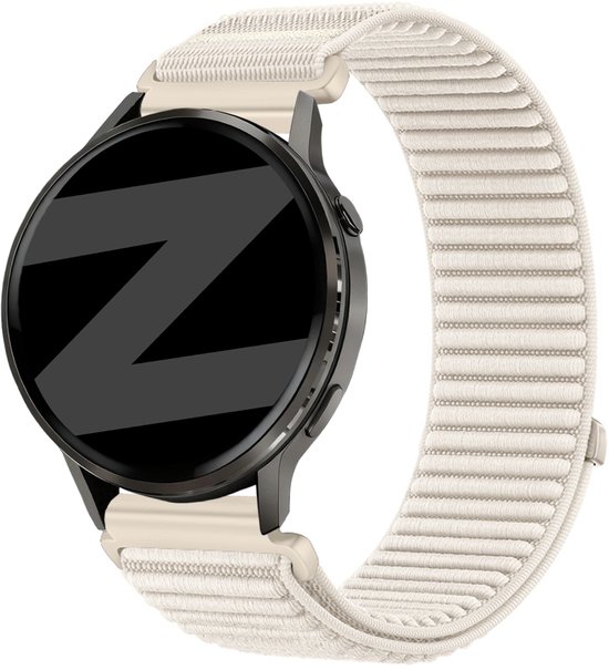 Zandkleurig nylon horlogebandje met een gestreept patroon, bevestigd aan een zwart smartwatch.