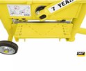 Gele klinkerknipper met meetverdeling, twee wielen en het label '7 YEAR WARRANTY'.