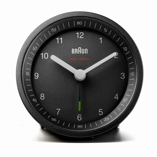 Zwarte Braun wekker met analoge wijzerplaat, witte wijzers en groene secondewijzer.