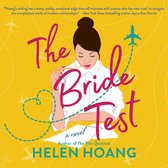 Boekcover met de titel 'The Bride Test' in roze en groen schrift. Een vrouw met een staartje in een wit overhemd tekent op een papiertje. Gele achtergrond met vliegtuigen en stippellijnen.