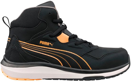 Zwarte PUMA werkschoen, hoge enkel, met oranje accenten en Puma-strepen op de zijkant.
