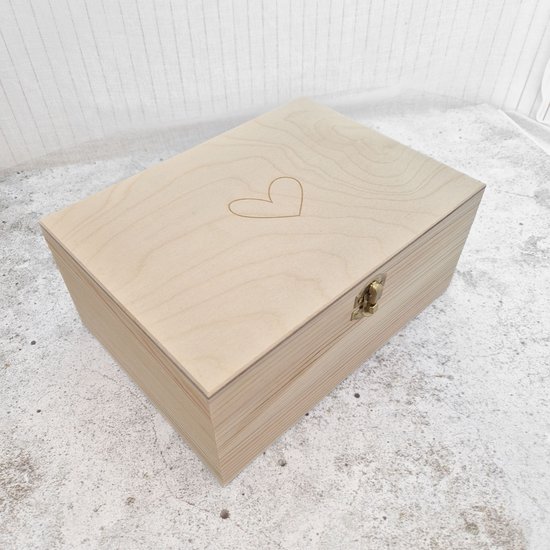 Houten bewaarbox met gegraveerd hartje op de deksel en een gouden sluiting.
