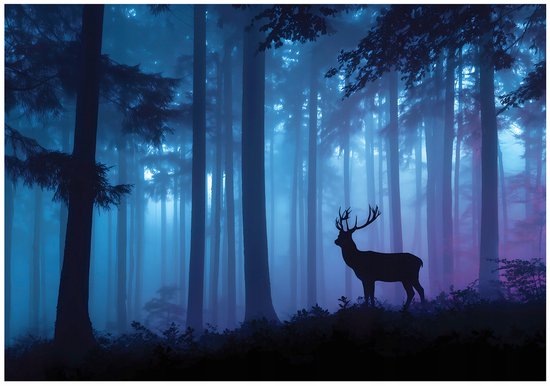 Silhouette d'une biche dans une forêt bleu brumeuse avec de grands arbres.