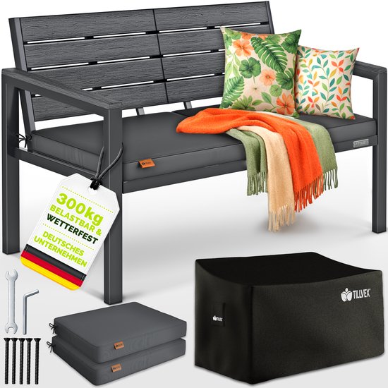 Grijze tuinbank met donkergrijze kussens, sierkussens, plaid, beschermhoes en montagegereedschap.