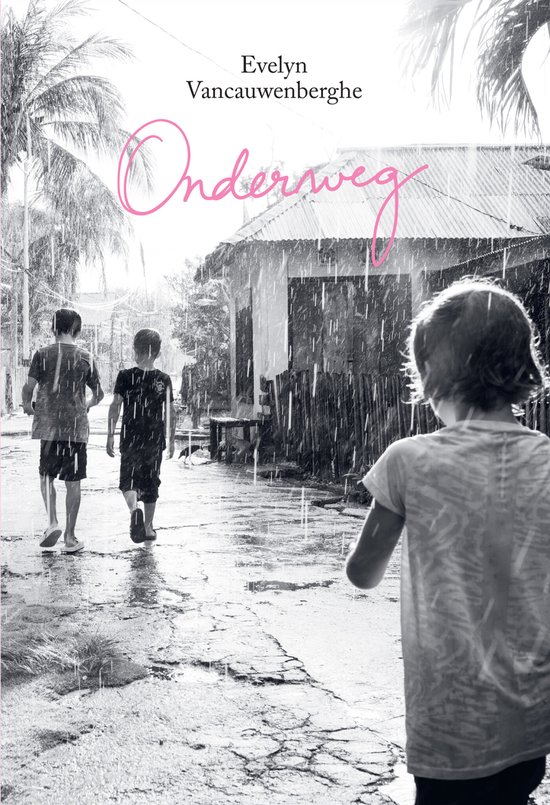 Deux enfants s'enfuient sous la pluie, tandis qu'un troisième enfant est vu de dos sur la couverture du livre.